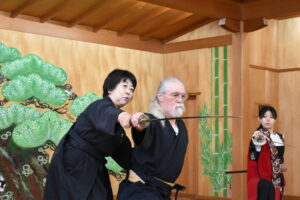 伝統の能舞台　本格的な居合道を体験できる　サムライ体験は株式会社日本武道ツーリズム機構へ